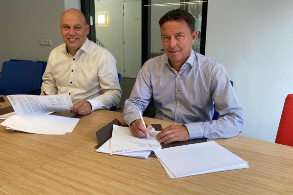 Helpt Elkander en Bouwbedrijf Peter Peters ondertekenen overeenkomst Wederikdreef